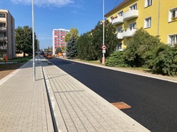 Zrekonstruovaná ulice s chodníkem v Mnichově Hradišti